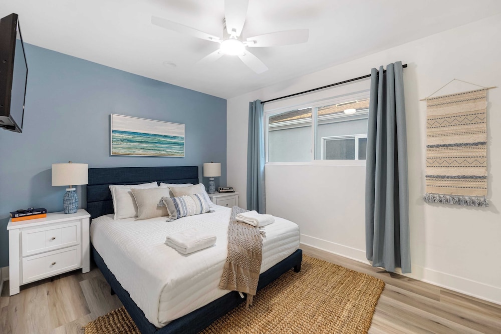 Steps From the Sand/boardwalk Outdoor Dining, Parking, and Patio in Newport