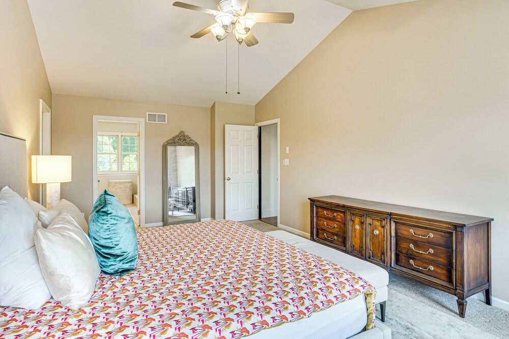 5 Mi to Dtwn York: Spacious Family Home