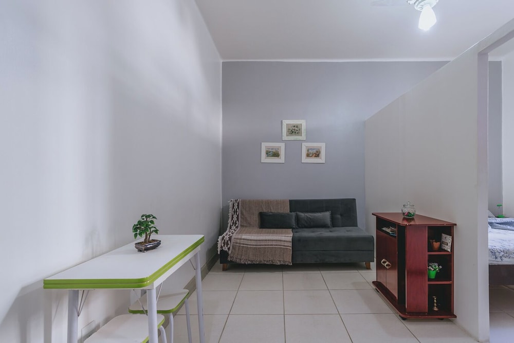 Studio com Wi-fi e Ar a 45m da Praia de Copacabana