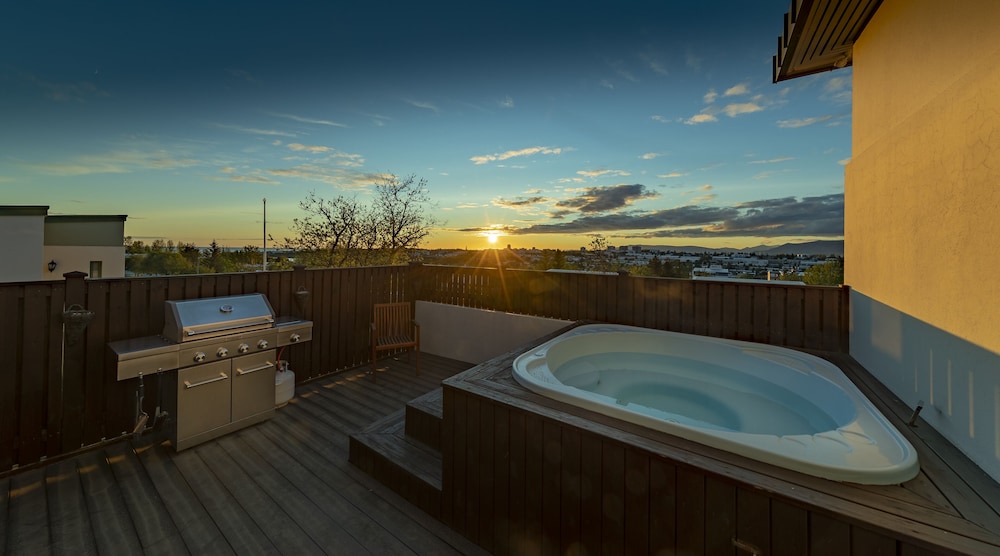 ICELAND SJF Villa , Hot tub & Outdoor Sauna Amazing Mountains View - 15 min to downtown