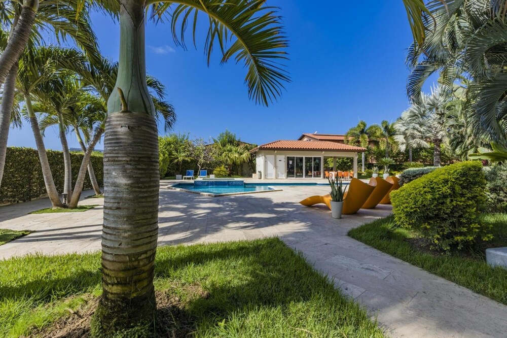 4BR 3BA w Pool Sleeps 10 200m From Eagle Beach