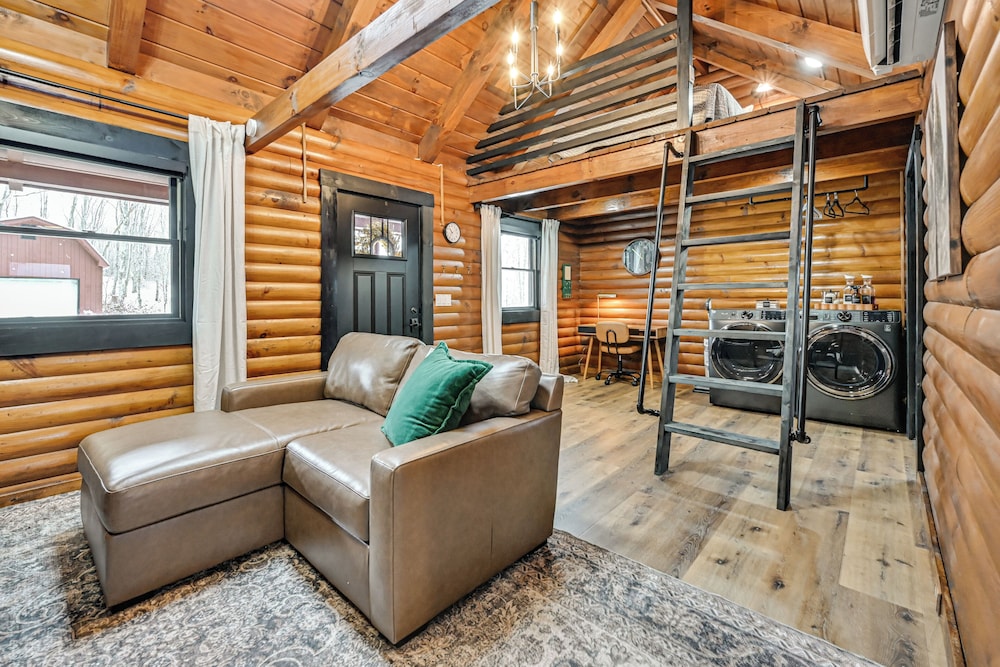 Peaceful Cabin w/ Hot Tub in Dundee: Dogs Welcome