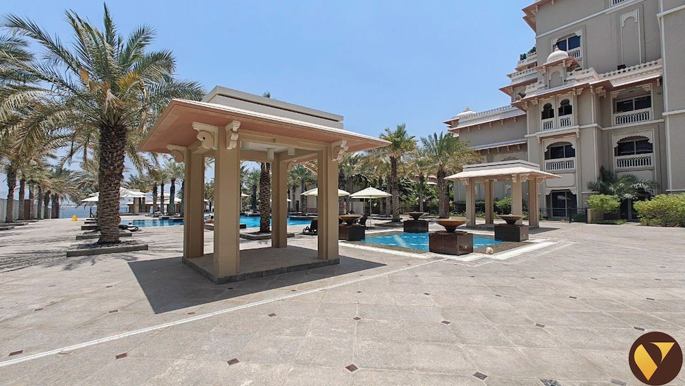 Grandeur Private Beach Walk to Mall
