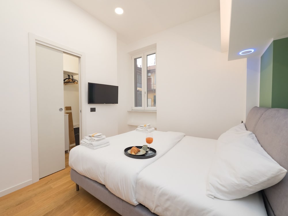 Farini - Charming One-bedroom Apartment in Isola Area
