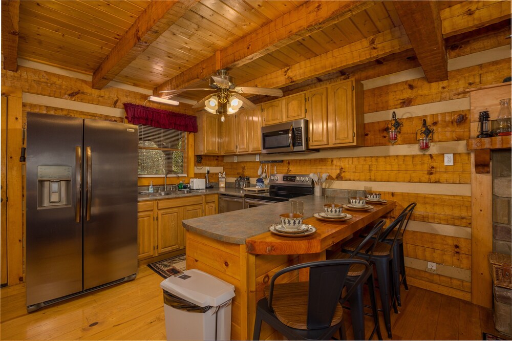 Hidden Hideaway 2 Bedroom Cabin by RedAwning view 5