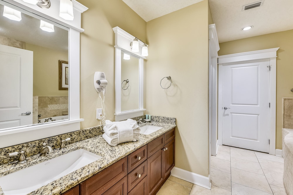 Grand Panama Beach Resort by Book That Condo