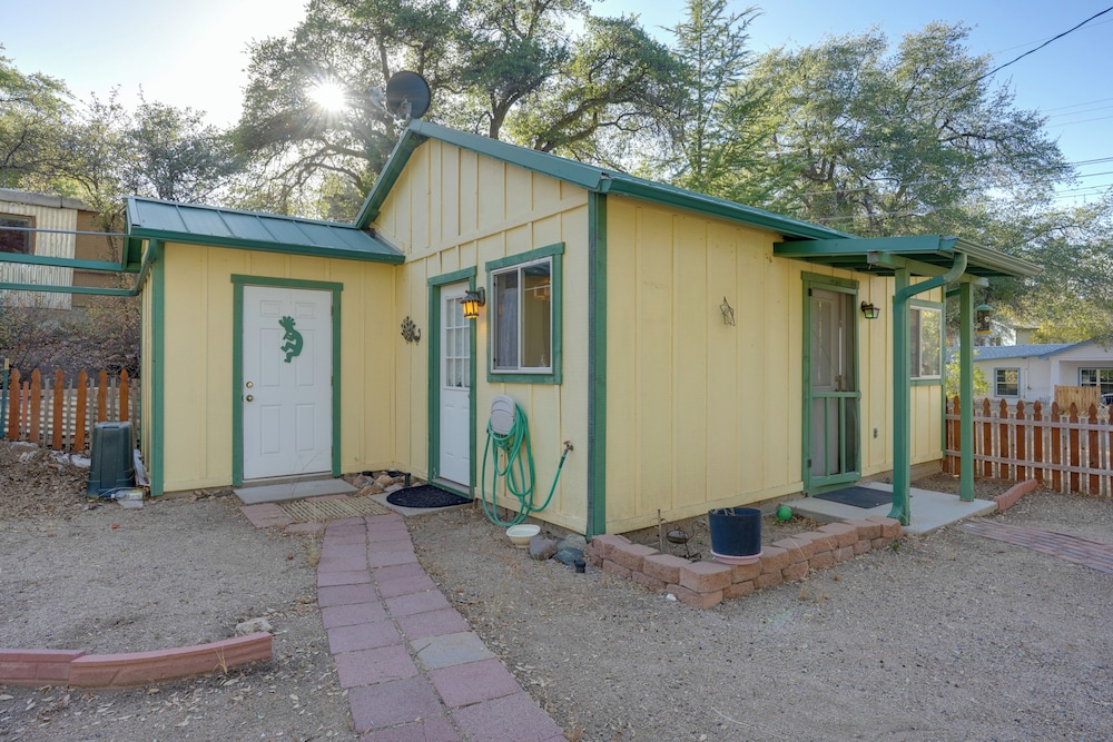 < 1 Mi to Horse Boarding: Cozy Yarnell Hideaway!