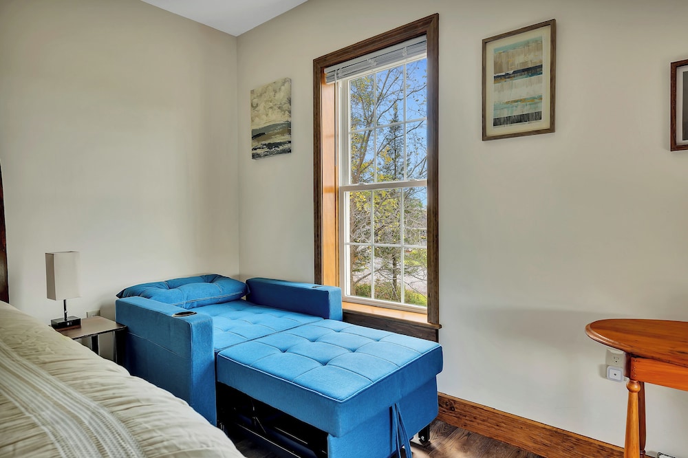 Mountain & Sunset Views: Upstate Family Home