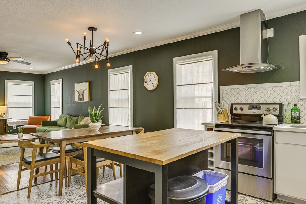 Condo 2 Mi to Houston Zoo & Museum District!