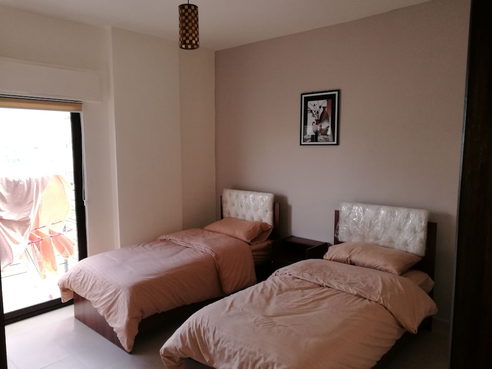Cozy Dair Ghbar Apartments