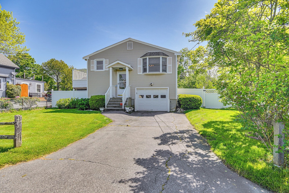 Coastal Home: 1 Mi to Beach, 2 Mi to Dtwn Newport!
