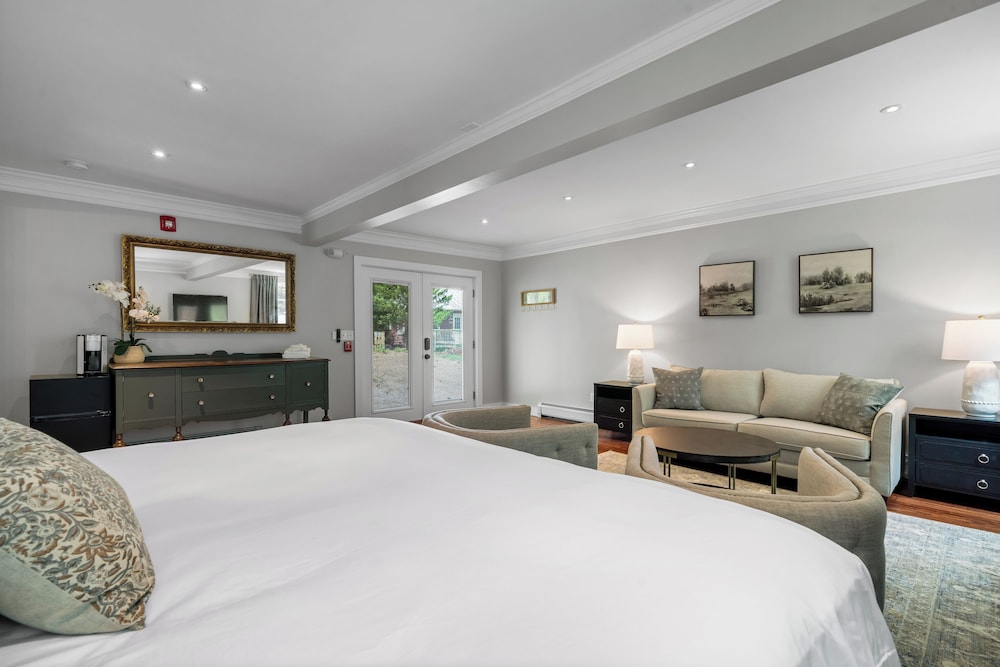 The Aurora Inn & Cottages