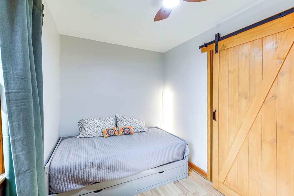 Deer River Retreat: Cabin Feel w/ Modern Touches