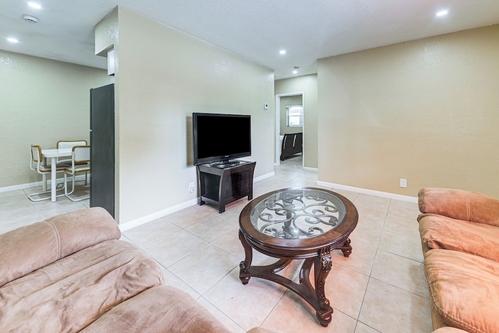 3 Mi to Dania Beach Pier: Convenient Apartment!