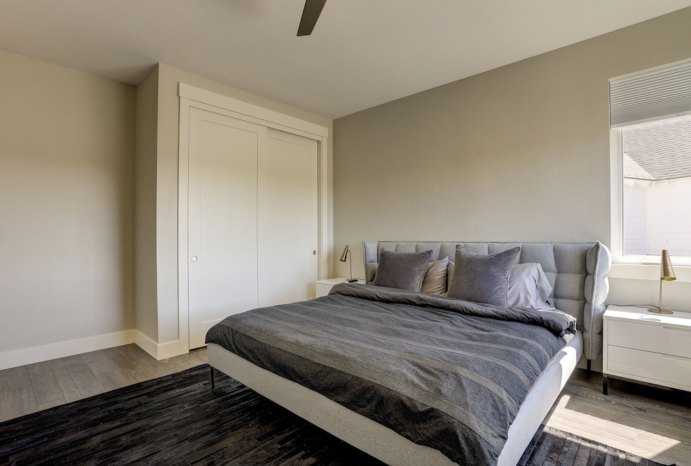 Ruby Peak *30 Day Minimum 4 Bedroom Home by RedAwning
