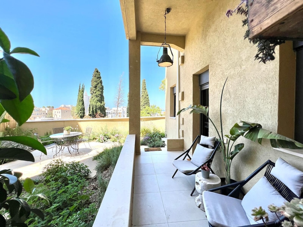 Stylish Patio Duplex by Sea N' Rent