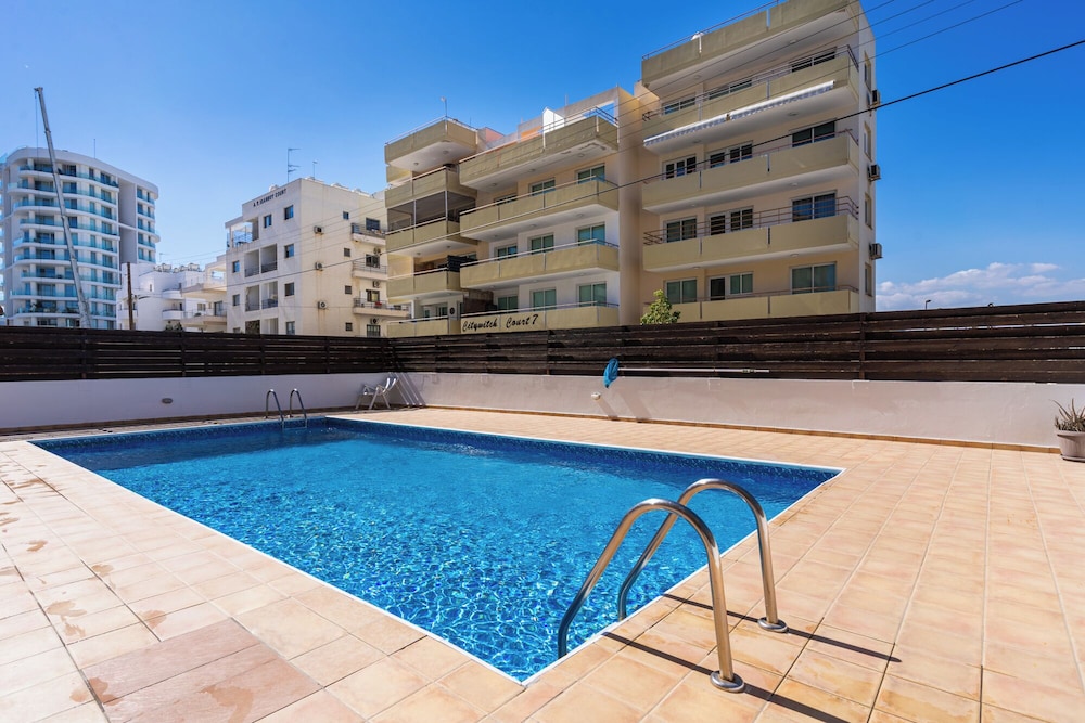 Calina - 3-BR Apt & Pool in Mackenzie