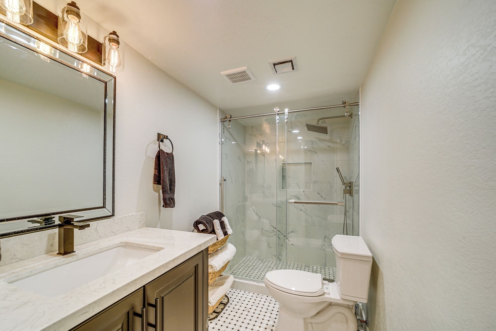 < 1 Mi to Shops: Uptown Sedona Home w/ Hot Tub!