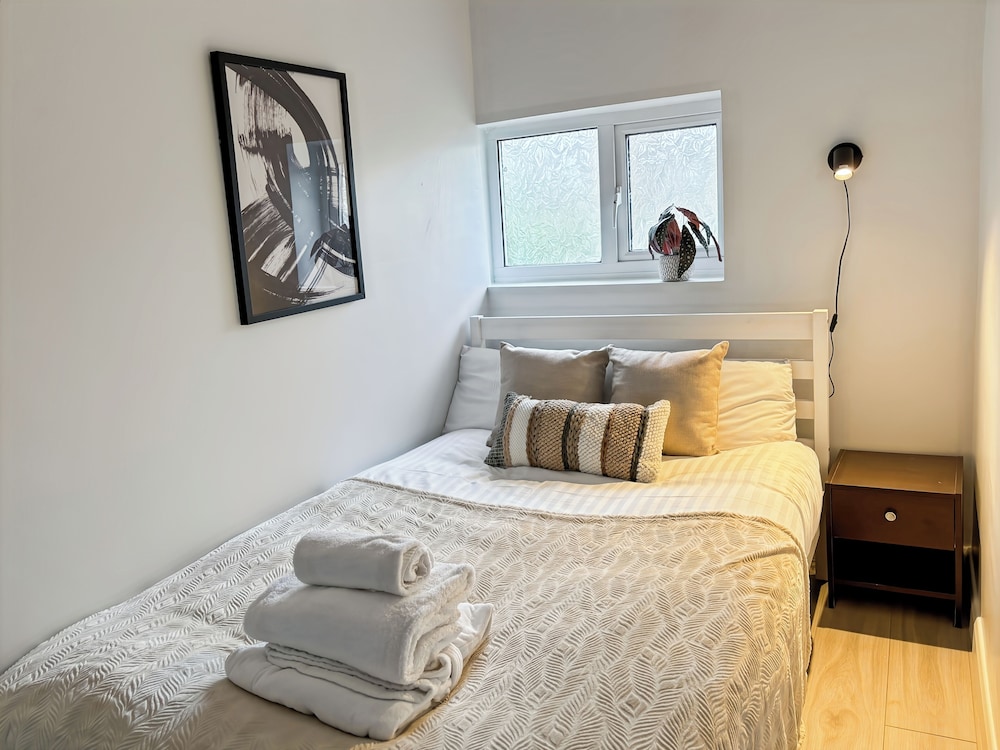 Family Holiday Home With Hot Tub & Sauna Sleeps 8