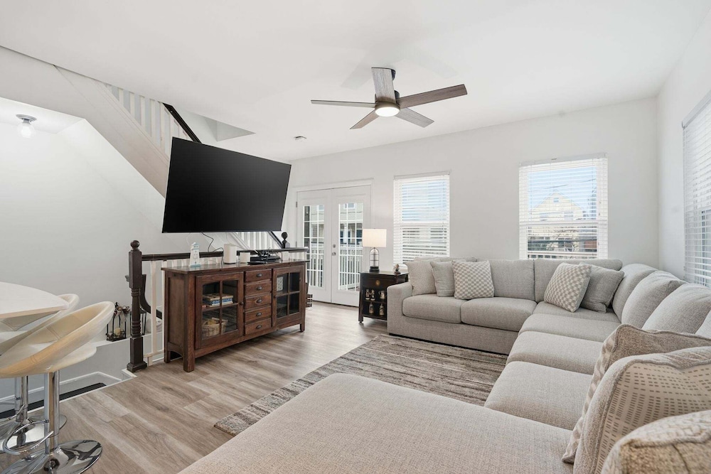 Sea Bright Gem Steps To Beach + Parking 4 Bedroom Home