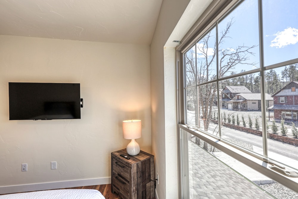 Gold Mining Condo King Bed Modern Comforts