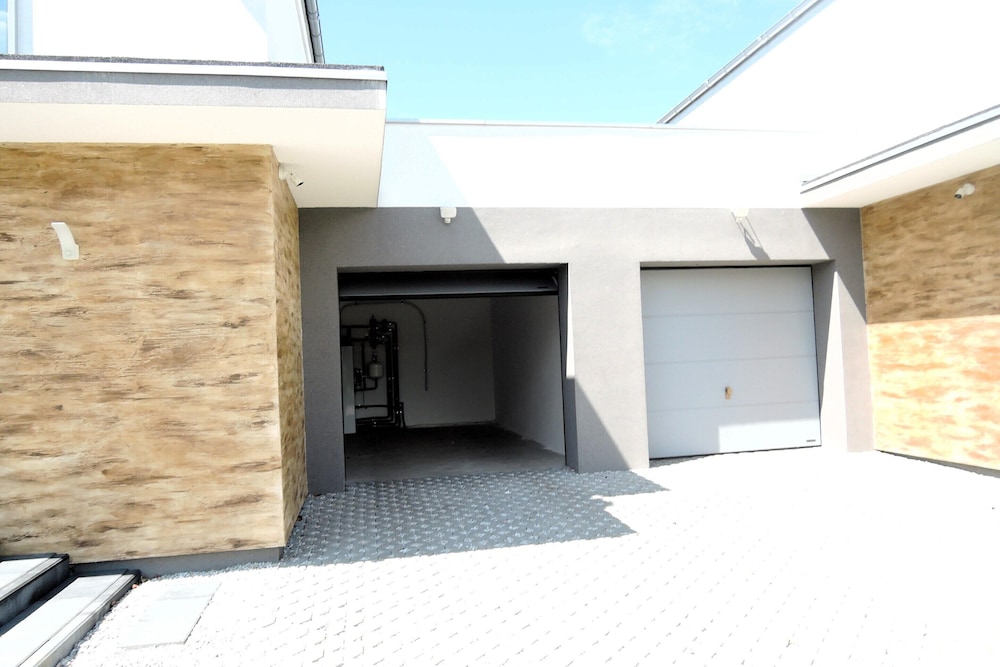 New, Large Holiday Home for 10 People