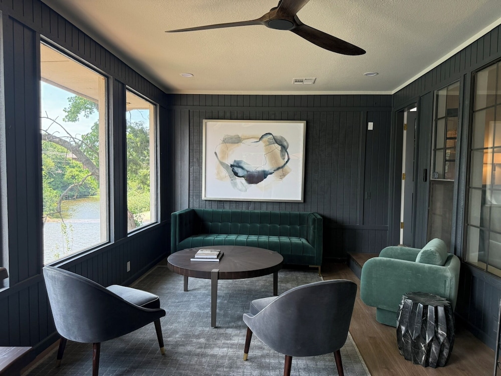 Lakeview Lounge Group-friendly Near Hefner LW