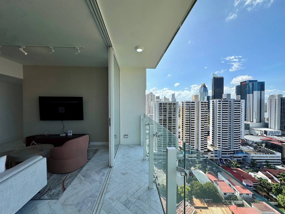 Luxury apt in Panama City 2 Rooms 3 Baths & Office