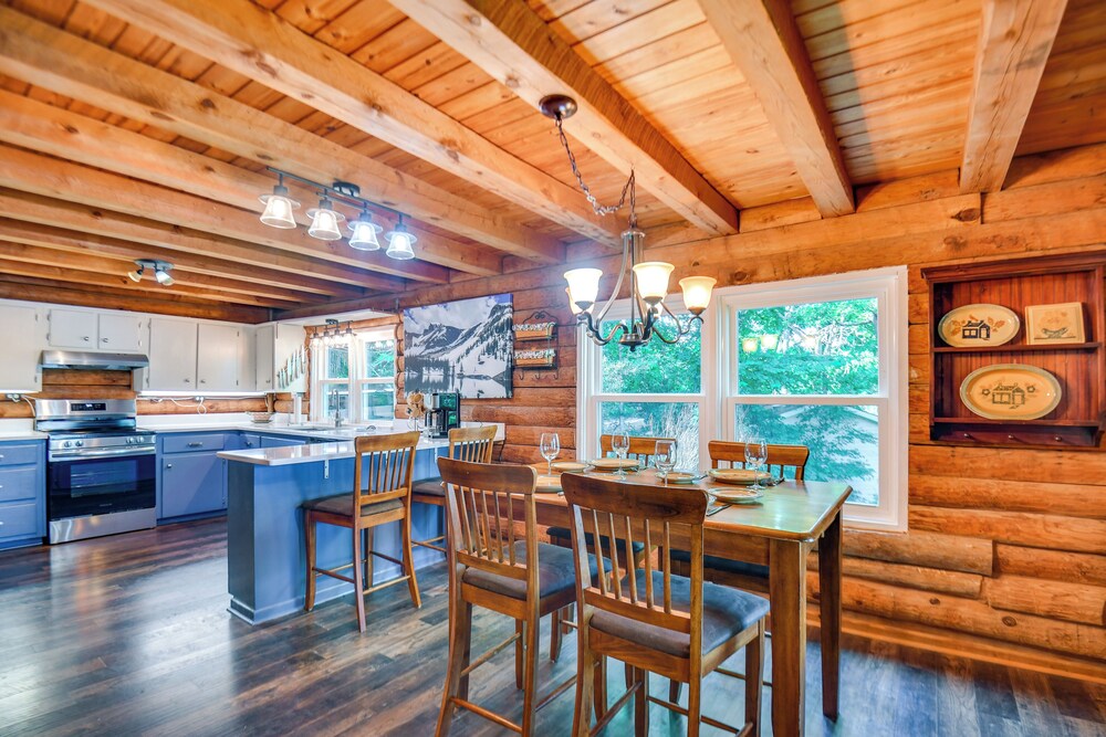 Waterfront Cabin on Lake Sinclair w/ Private Dock!