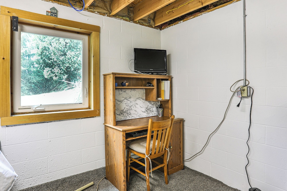 Wooded Retreat on 5 Acres: 6 Mi to Edinboro Lake!