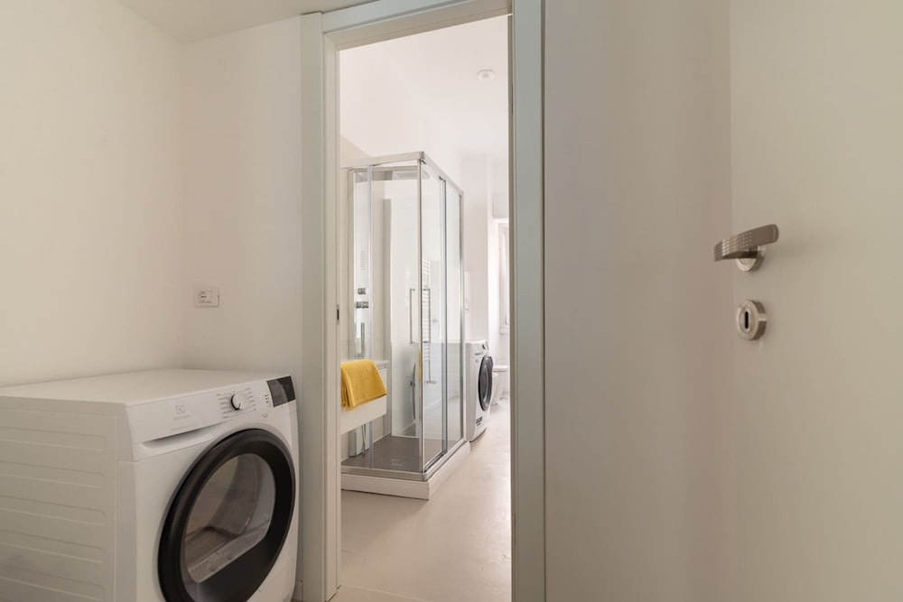 w Elegant 3BR Near Milan Center