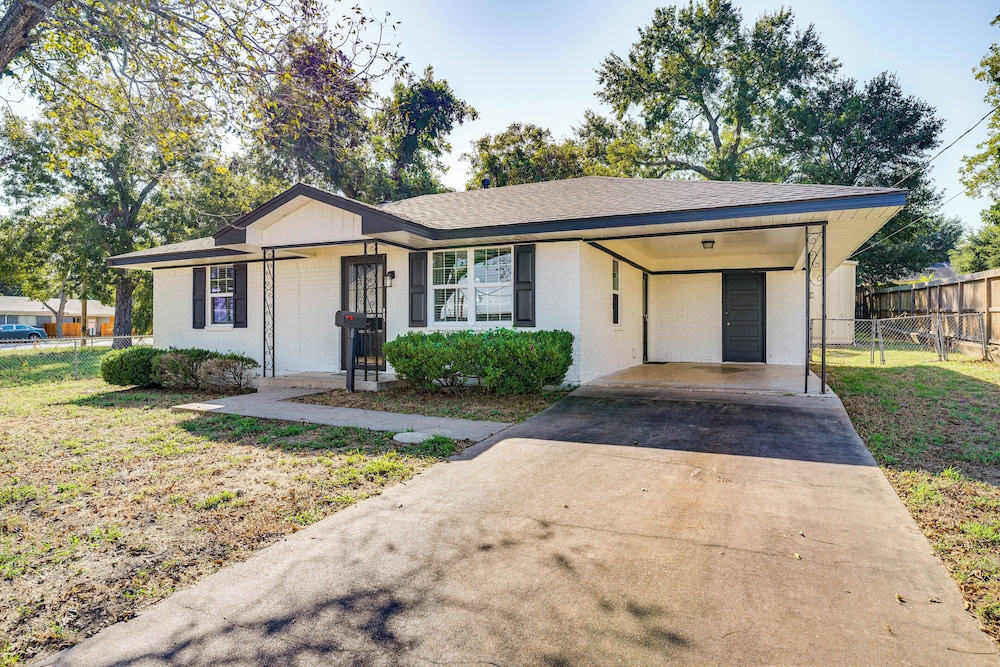 Walk to Town: Home w/ Yard in Brenham!