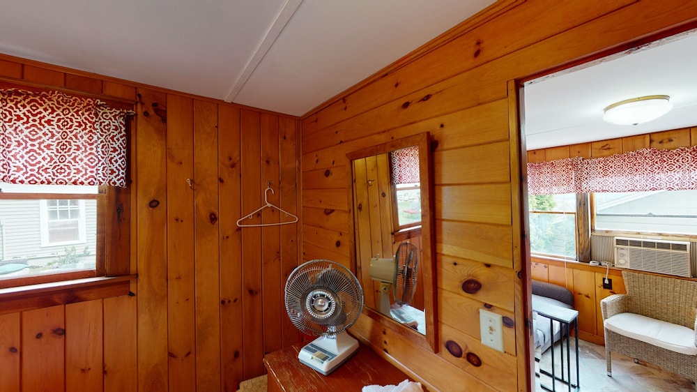 Lakeview House & Cottages