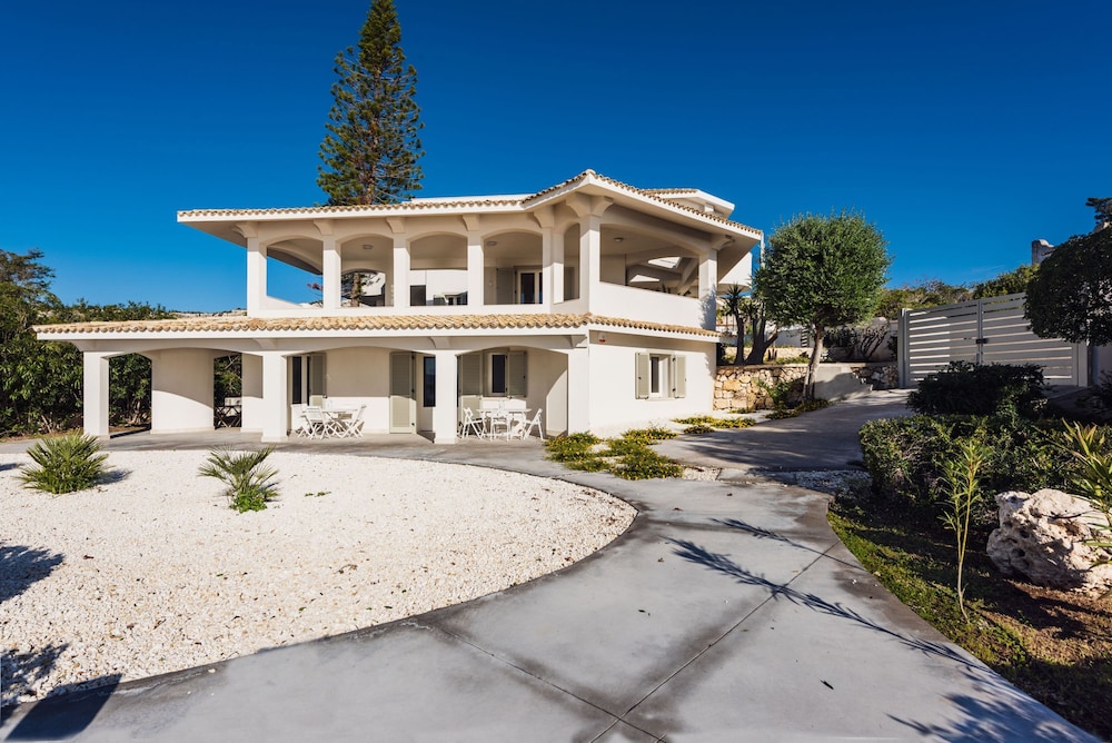 Villa Plemmiria by the Sea by Wonderful Italy
