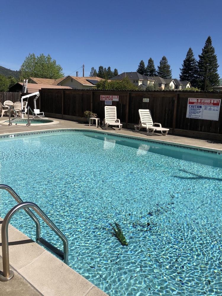 Cloverdale Wine Country Inn  Suites - Property Image 8