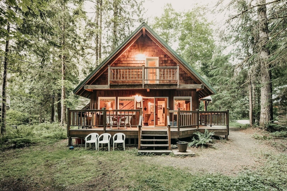 32mbr - Bbq - Pets Ok - Wood Stove - Sleeps 7 3 Bedroom Home by RedAwning