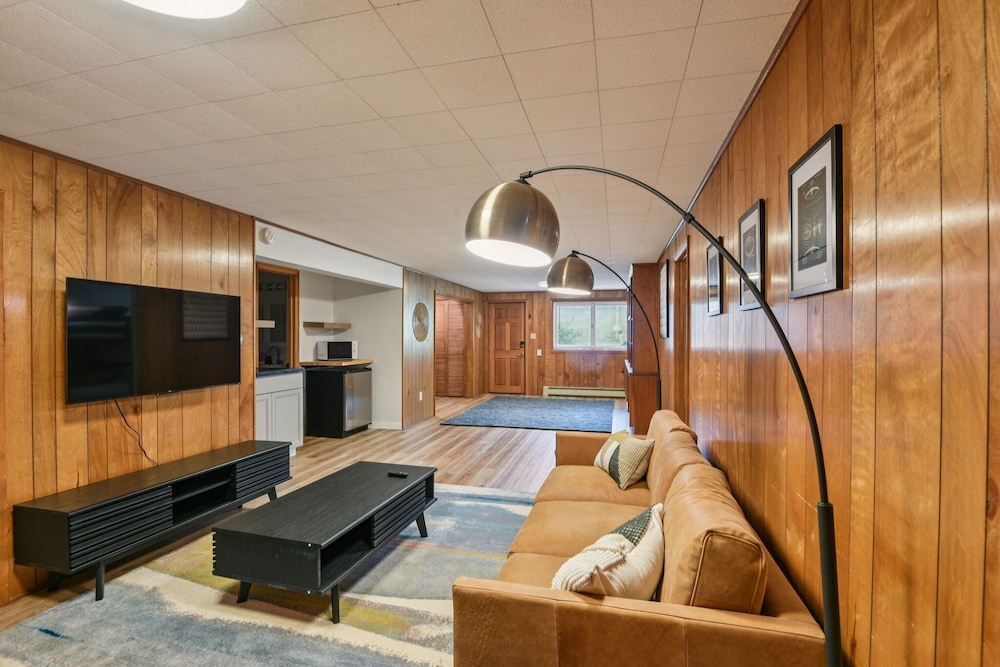 Iowa City 4br Backyard Walk To Stadium 4 Bedroom Home