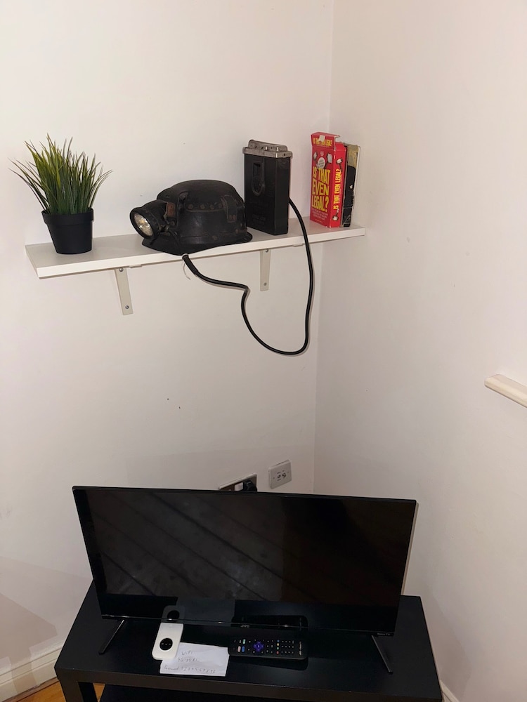 1br-wifi-freesnacks-freeparking-petsok-retroarcade