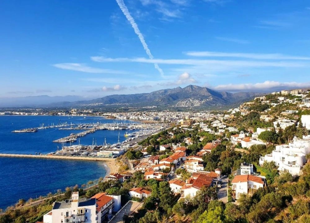 Apartment in Roses Near Platja Dels Palangrers