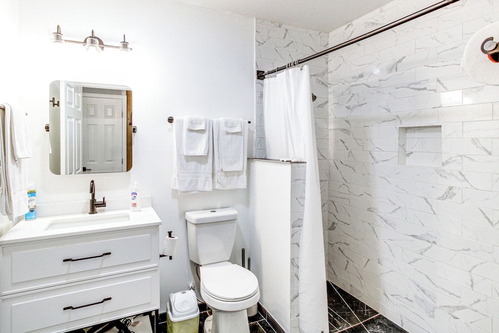 Group-friendly Home w/ Game Room in Albany!