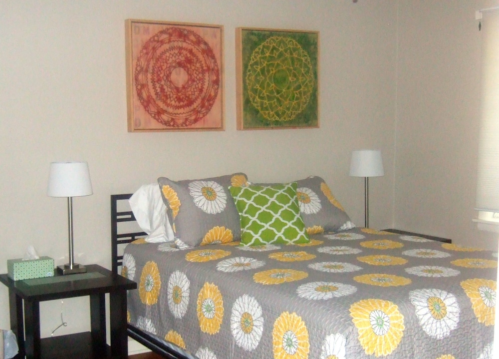 Loya's Little House Bed & Breakfast