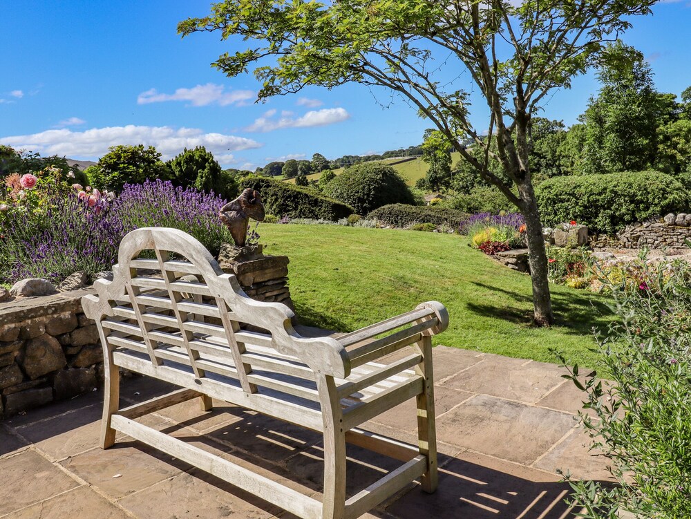 1 Bridge End & Garden
