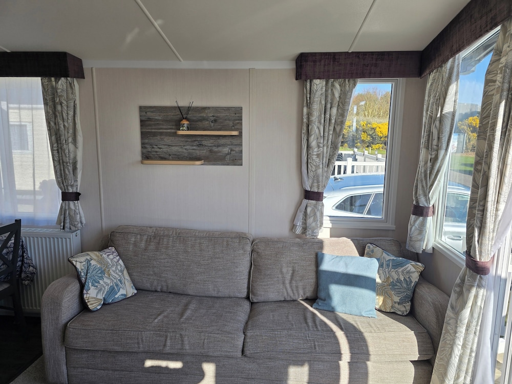 3 Bed-sleeps 8-free Parking-5 Min to Beach