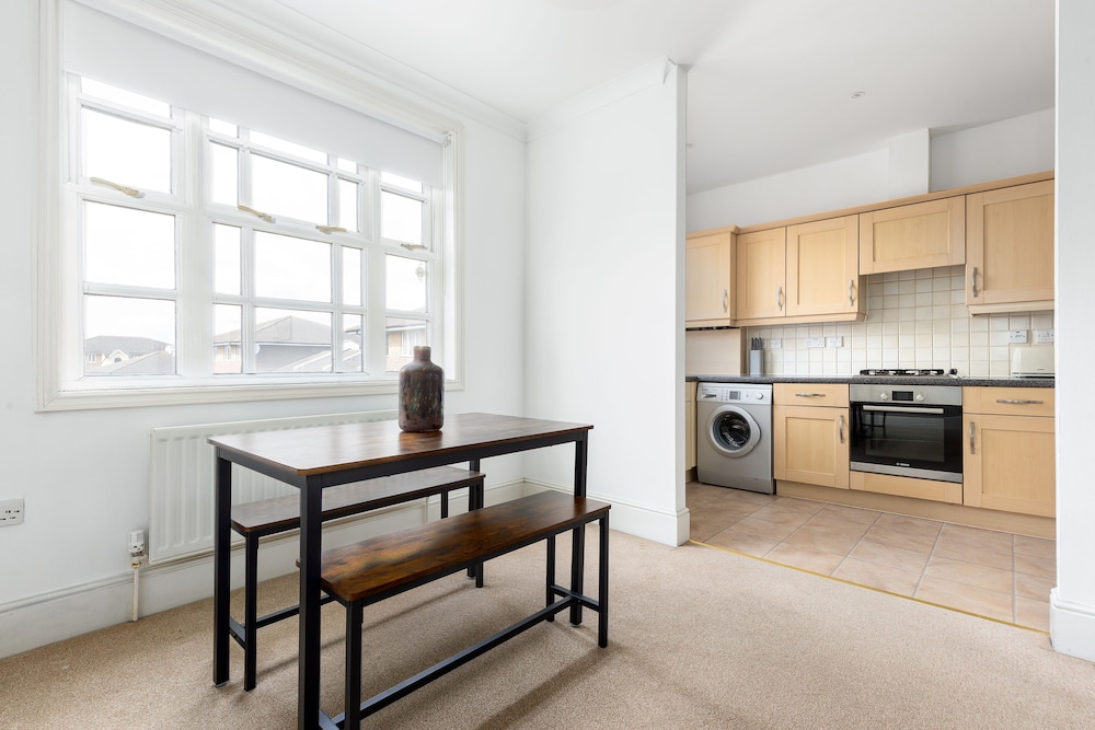 Beautiful Canal-Side Apartment in Islington