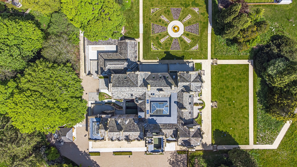 The Wilfred Suite Stone Cross Mansion