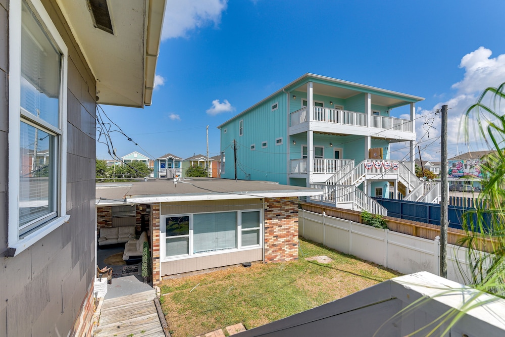 ~ 1 Mi to the Strand: Central Unit in Galveston!