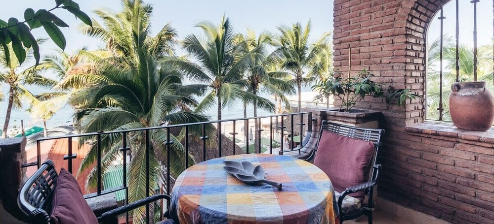 Ocean View 1Br Condo-balcony-beach-pool - 301