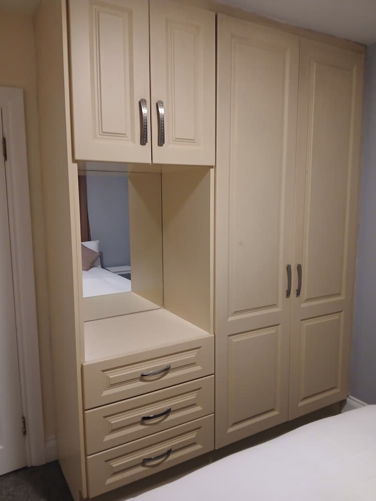 Galway 2-bed Apt, Sleeps 4, 5-min Walk to Station