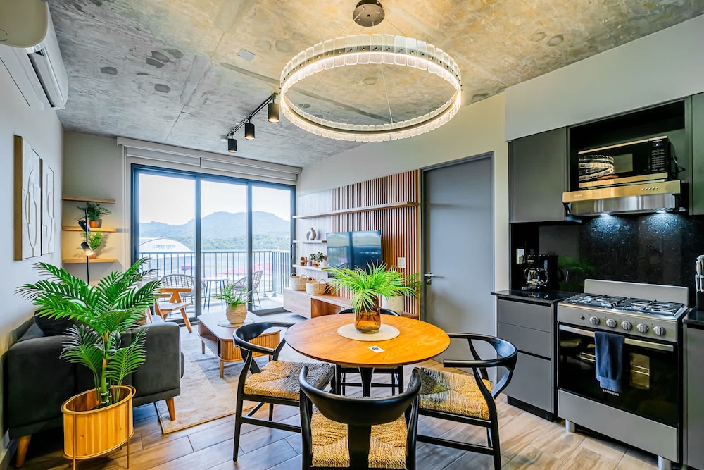 w Trendy 2BR w Balcony in the Heart of Centriqo