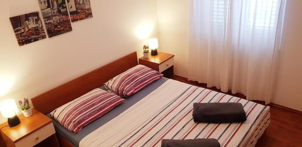 Mila - 2 Bedrooms and Free Parking - A4 view 3